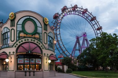 Wiener Riesenrad Dönme dolap ve Prater Parkı girişinde, Viyana, Avusturya bulutlu sis vurdu