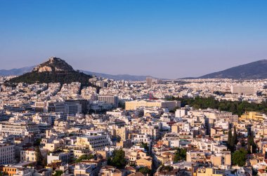 Atina, Yunanistan ve Lycabettus Acropolis Dağı batımında görünümü