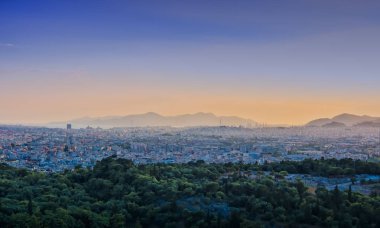 Atina, Yunanistan'da günbatımı karşı tepe Atina ve Pireus limandan görünümü
