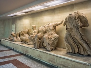 Metro veya metro istasyonu kamu ücretsiz sergide Acropolis Atina, Yunanistan, antik Yunan heykelleri