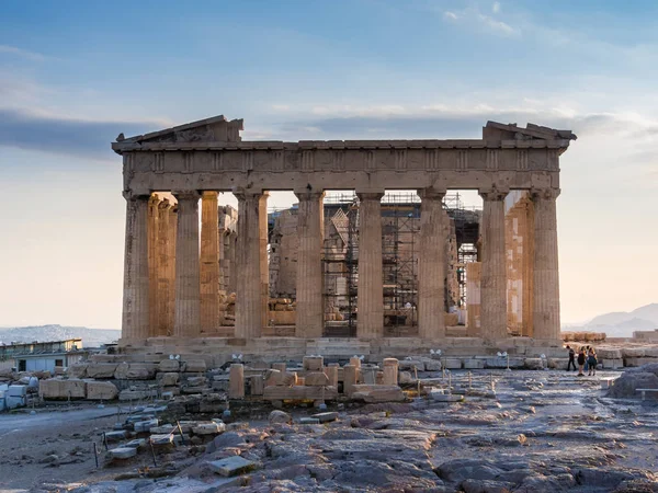 Vue frontale du Parthénon sur Acropole, Athènes, Grèce contre s — Photo