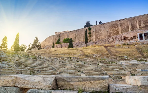 Widok z murów Akropolu i zbocza i Teatr Dionizosa w Atenach, w Grecji o zachodzie słońca — Zdjęcie stockowe