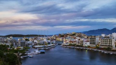 Agios Nikolaos, Girit adasıvoulismeni üzerinde güzel gün batımı görünümü , Yunanistan - timelapse, zoom, tilt 