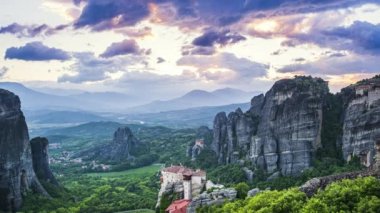 Rousanou rahibe manastırı ve St Nicholas Anapausas manastırı, Kastraki, Kalambaka, Thessaly, Yunanistan üzerinde, güzel bulutlar ile gündüz meteora vadisinin görünümü - timelapse