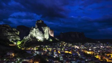 Meteora kayaları ve Kalambaka ve Kastraki köyleri, Theselaly, Yunanistan, gece görünümü - timelapse