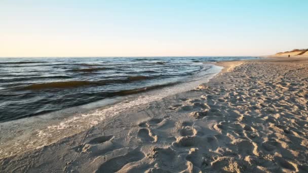 Morze Bałtyckie Zachodzie Słońca Piaszczysta Plaża Fale Miękkie Osoba Spaceru — Wideo stockowe