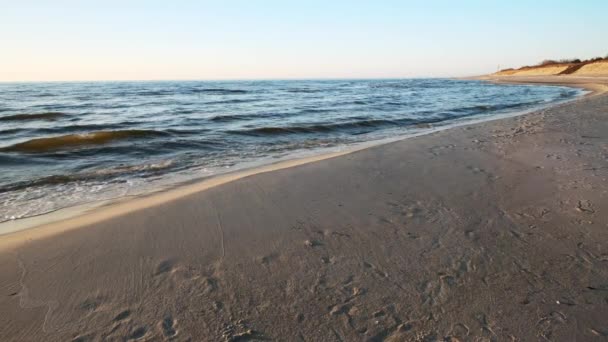 Ostsee Bei Sonnenuntergang Sandstrand Weiche Wellen Und Mildes Wasser Das — Stockvideo