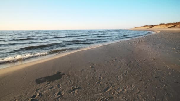 Ostsee Bei Sonnenuntergang Sandstrand Weiche Wellen Und Mildes Wasser Das — Stockvideo