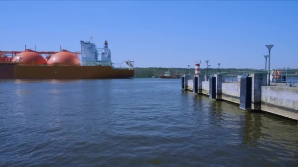 Zkapalněné Tankery Zemní Plyn Procházející Přístavem Pro Vstup Průmyslového Přístavu — Stock video