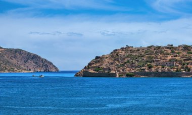 Yunanistan 'ın Girit kentinde, açık güneşli bir yaz gününde Spinalonga adası ve Venedik kalesinin batı kıyısı manzarası