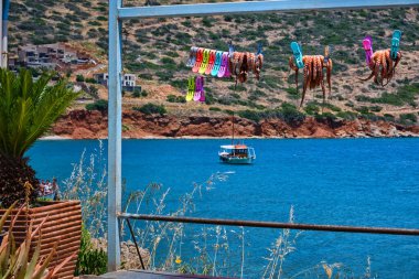 Yunanistan 'ın Girit kentinde geleneksel güneşte kurutulmuş ahtapotlar tipik Yunan tepeleri ve balıkçı tekneleri ile ipe bağlandı