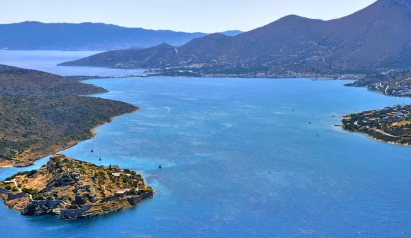 View of harbor between Spinalonga island and peninsula, known as Kalydon, and Plaka village from above, Crete, Greece. — Stock Photo, Image