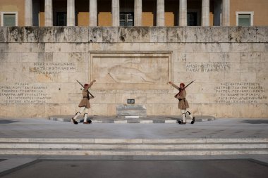 Atina, Yunanistan - 14 Mayıs 2019: Cumhurbaşkanlığı muhafızı Evzone 'nin Yunan Meçhul Asker mezarı tarafından değiştirilmesi. Ünlü günlük tören, vatansever, gururlu.. 