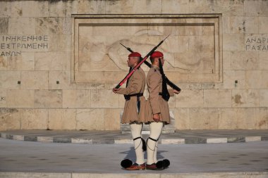 Atina, Yunanistan - 14 Mayıs 2019: Cumhurbaşkanlığı muhafızı Evzone 'nin Yunan Meçhul Asker mezarı tarafından değiştirilmesi. Ünlü günlük tören, vatansever, gururlu.. 
