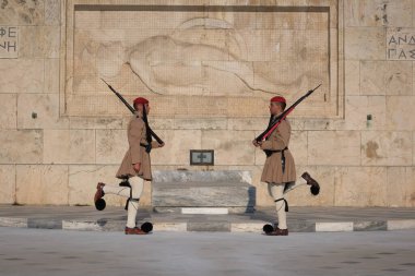 Atina, Yunanistan - 14 Mayıs 2019: Cumhurbaşkanlığı muhafızı Evzone 'nin Yunan Meçhul Asker mezarı tarafından değiştirilmesi. Ünlü günlük tören, vatansever, gururlu.. 