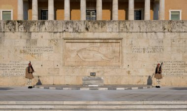 Atina, Yunanistan - 14 Mayıs 2019: Cumhurbaşkanlığı muhafızı Evzone 'nin Yunan Meçhul Asker mezarı tarafından değiştirilmesi. Ünlü günlük tören, vatansever, gururlu.. 