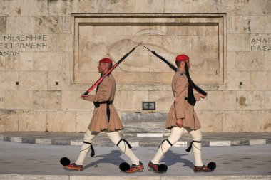 Atina, Yunanistan - 14 Mayıs 2019: Cumhurbaşkanlığı muhafızı Evzone 'nin Yunan Meçhul Asker mezarı tarafından değiştirilmesi. Ünlü günlük tören, vatansever, gururlu.. 