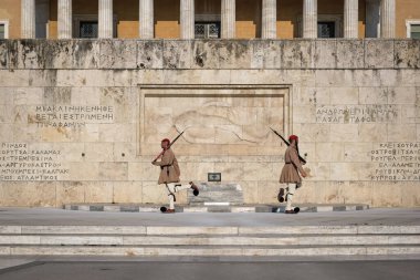 Atina, Yunanistan - 14 Mayıs 2019: Cumhurbaşkanlığı muhafızı Evzone 'nin Yunan Meçhul Asker mezarı tarafından değiştirilmesi. Ünlü günlük tören, vatansever, gururlu.. 