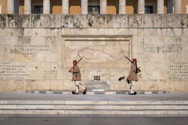 Atina, Yunanistan - 14 Mayıs 2019: Cumhurbaşkanlığı muhafızı Evzone 'nin Yunan Meçhul Asker mezarı tarafından değiştirilmesi. Ünlü günlük tören, vatansever, gururlu.. 
