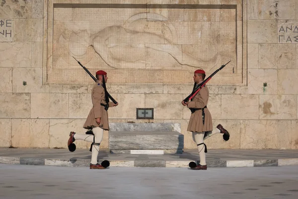 Atina, Yunanistan - 14 Mayıs 2019: Cumhurbaşkanlığı muhafızı Evzone 'nin Yunan Meçhul Asker mezarı tarafından değiştirilmesi. Ünlü günlük tören, vatansever, gururlu.. 