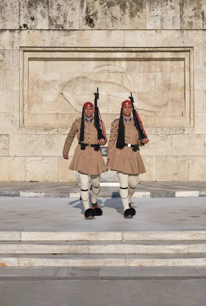 Atina, Yunanistan - 14 Mayıs 2019: Cumhurbaşkanlığı muhafızı Evzone 'nin Yunan Meçhul Asker mezarı tarafından değiştirilmesi. Ünlü günlük tören, vatansever, gururlu.. 