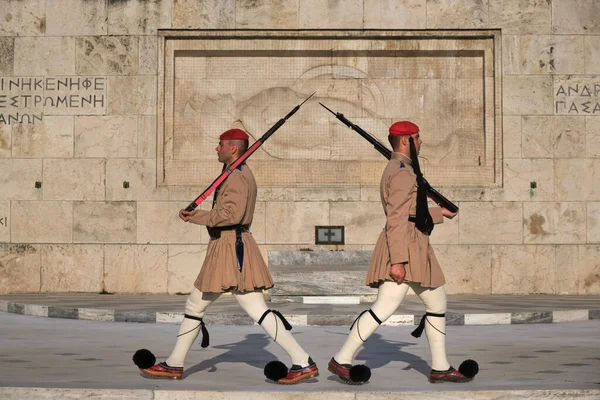 Atina, Yunanistan - 14 Mayıs 2019: Cumhurbaşkanlığı muhafızı Evzone 'nin Yunan Meçhul Asker mezarı tarafından değiştirilmesi. Ünlü günlük tören, vatansever, gururlu.. 