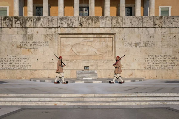 Atina, Yunanistan - 14 Mayıs 2019: Cumhurbaşkanlığı muhafızı Evzone 'nin Yunan Meçhul Asker mezarı tarafından değiştirilmesi. Ünlü günlük tören, vatansever, gururlu.. 
