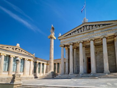 Atina, Yunanistan Akademisi 'ne giriş ve Antik Yunan tanrıçası Athena' nın heykeli ile sütun, şehrin koruyucusu, gün ışığında, yaz güneşi.