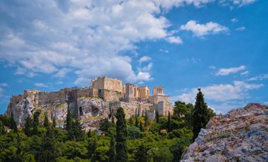 Yaz günü Areopagus tepesinden Akropolis Tepesi manzarası. Büyük bulutlar mavi gökyüzünde, Atina, Yunanistan. UNESCO mirası. Propylaea kapısı, Parthenon.