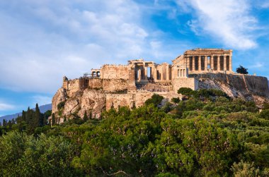 Yaz günü Pnyx Hill 'den Akropolis Tepesi' nin harika manzarası. Büyük bulutlar mavi gökyüzünde, Atina ve Yunanistan 'da. UNESCO 'nun dünya mirası. Propylaea, Parthenon.