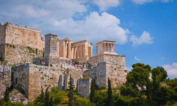 Blick auf den Akropolis-Hügel vom Areopag-Hügel an einem Sommertag mit großen Wolken am blauen Himmel, Athen, Griechenland. UNESCO-Weltkulturerbe. Propyläen-Tor, Parthenon. — Stockfoto