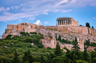 Yunanistan 'ın Atina kentindeki Akropolis Tepesi ve Odeon Tiyatrosu yaz günışığında büyük bulutlu Philoppapos veya Tanrıça Tepesi' nden görülüyor.