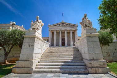 Plato ve Sokrates 'in mermer heykelleri, antik Yunan filozofları, sandalyeler, Atina Akademisi' nin ana girişi, Yunanistan 'ın ulusal araştırma merkezi.