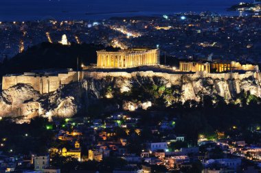 Akropolis Parthenon ve Erechtheion 'un yakın görüntüsü, geceleri Philoppapos anıtı. Atina şehir ışıkları. UNESCO 'nun dünya mirasının meşhur ikonik görüşü.