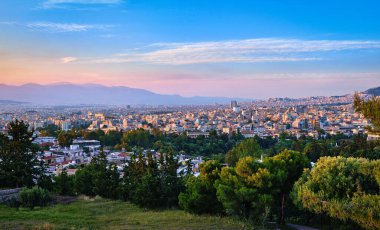 Atina manzarası ve yerleşim alanları Pnyx tepesinden akşam güneşinin yumuşak tepesinde harika gün batımı gökyüzü ile