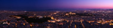 Alacakaranlıkta Lycabettus tepesinde Atina ve Saronik Körfezi Panoraması. Akropolis, Parthenon, Yunan Parlamentosu, Sintagma, Kallimaro Olimpiyat Stadyumu.