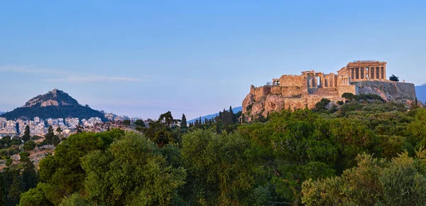 希腊雅典的雅典卫城小山和Lycabettus小山的背景图. — 图库照片