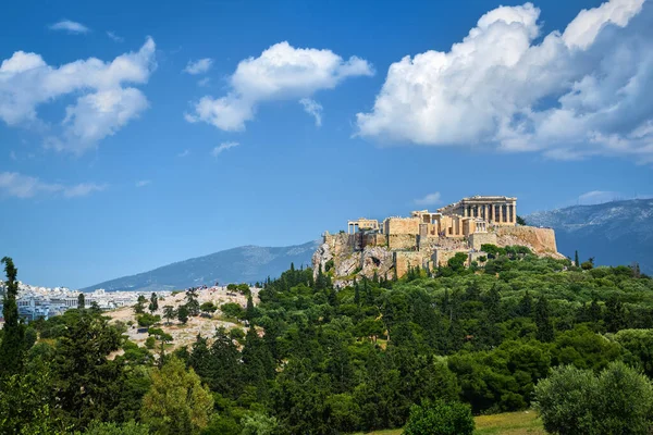 Toller Blick auf die Akropolis vom Pnyx-Hügel an einem Sommertag mit großen Wolken am blauen Himmel, Athen, Griechenland. UNESCO-Weltkulturerbe. Propyläen, Parthenon. — Stockfoto