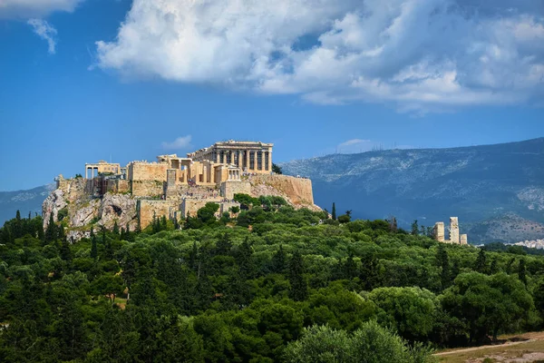 Toller Blick auf die Akropolis vom Pnyx-Hügel an einem Sommertag mit großen Wolken am blauen Himmel, Athen, Griechenland. UNESCO-Weltkulturerbe. Propyläen, Parthenon. — Stockfoto