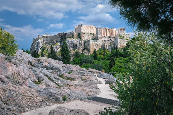夏天的一天，希腊雅典，从Areopagus山上俯瞰着雅典卫城的小山，蓝天上乌云密布。教科文组织的世界遗产。Propylaea, Parthenon. — 图库照片