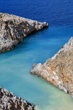 Keskin Z şekilli koy, uçurumlar, deniz kıyıları, kristal masmavi su. Doğal geometri. Yakın çekim. Seitan Limania, Akrotiri, Chania, Girit Adası, Yunanistan