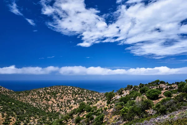 Typisk grekisk eller kretensisk landskap, kullar och berg, vårlövverk, buske, olivträd, stenig väg, stig. Halvön Akrotiri, Chania, Kreta, Grekland — Stockfoto