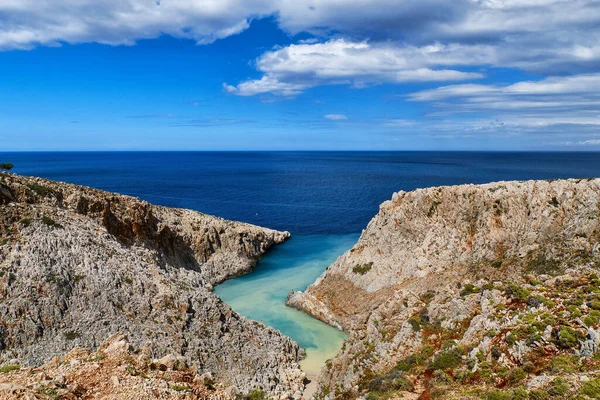 Utsikt över z-formade bukten, Kreta landskap. Klarblå himmel, stora moln, solig dag. Azurvatten. Stranden Stefanou, Seitan Limania, Kreta, Grekland — Stockfoto