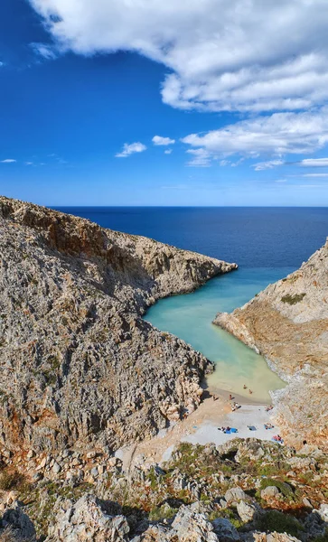 Vertikal vy över z-formade bukten, typiskt grekiskt soligt landskap. Stor blå himmel, vackra moln. Seitan Limania, Akrotiri, Chania, Kreta, Grekland — Stockfoto