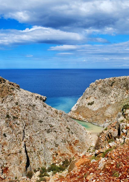 Vertikal vy över z-formad vik på solig dag. Stor blå himmel och vackra moln. Seitan Limania, Akrotiri halvön, Chania, Kreta ön, Grekland — Stockfoto