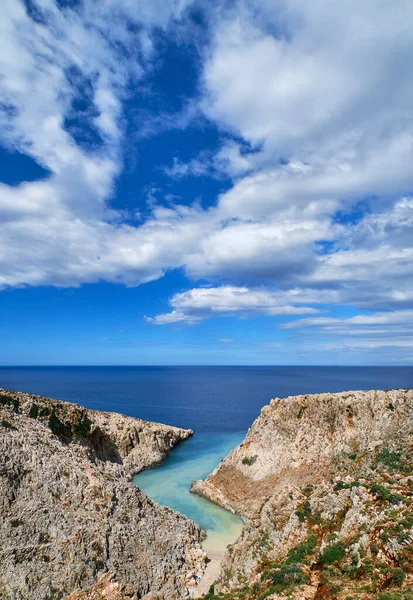 Vertikal vy över z-formad vik i grekiskt eller kretensiskt landskap på solig dag. Blå himmel, vackra moln. Seitan Limania, Akrotiri, Kreta, Grekland — Stockfoto