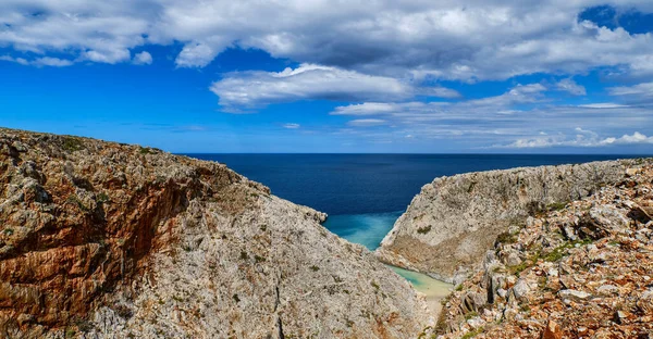 Tipik Yunan manzaralı kayalık kayalıklar, masmavi deniz, açık mavi gökyüzü, güzel gökyüzü. Stefanou plajı, Seitan Limania, Akrotiri yarımadası, Girit, Yunanistan