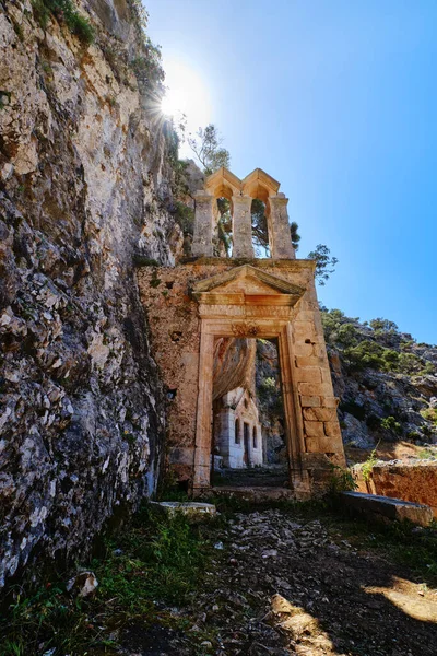 Ruiny opuszczonego klasztoru prawosławnego w wąwozie Avlaki, Akrotiri, Chania, Kreta, Grecja. Brama wejściowa. Wybuch słońca. Wiosna — Zdjęcie stockowe