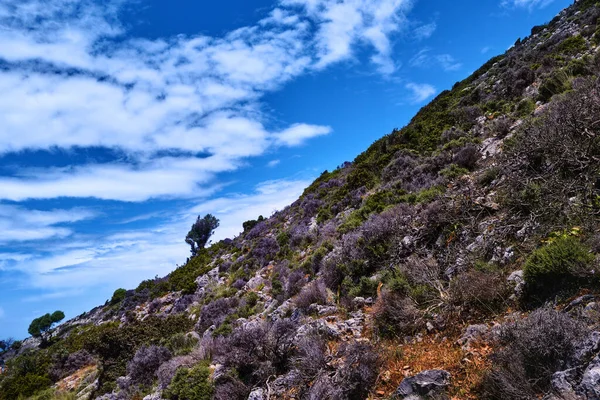 Composición diagonal de hermoso paisaje típico griego en primavera con grandes nubes en el cielo azul. Península de Akrotiri, región de Chania, Creta, Grecia — Foto de Stock