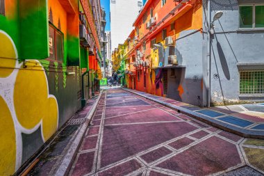 26 Kasım 2019 - Kuala Lumpur, Malezya: Her iki taraftaki binaları renkli sokak sanatı ve duvar resimleriyle dolu güzel bir sokak. Boyalı cepheler ve yaratıcı şehir atmosferi şehirde sanatsal ve neşeli bir hava sunuyor.